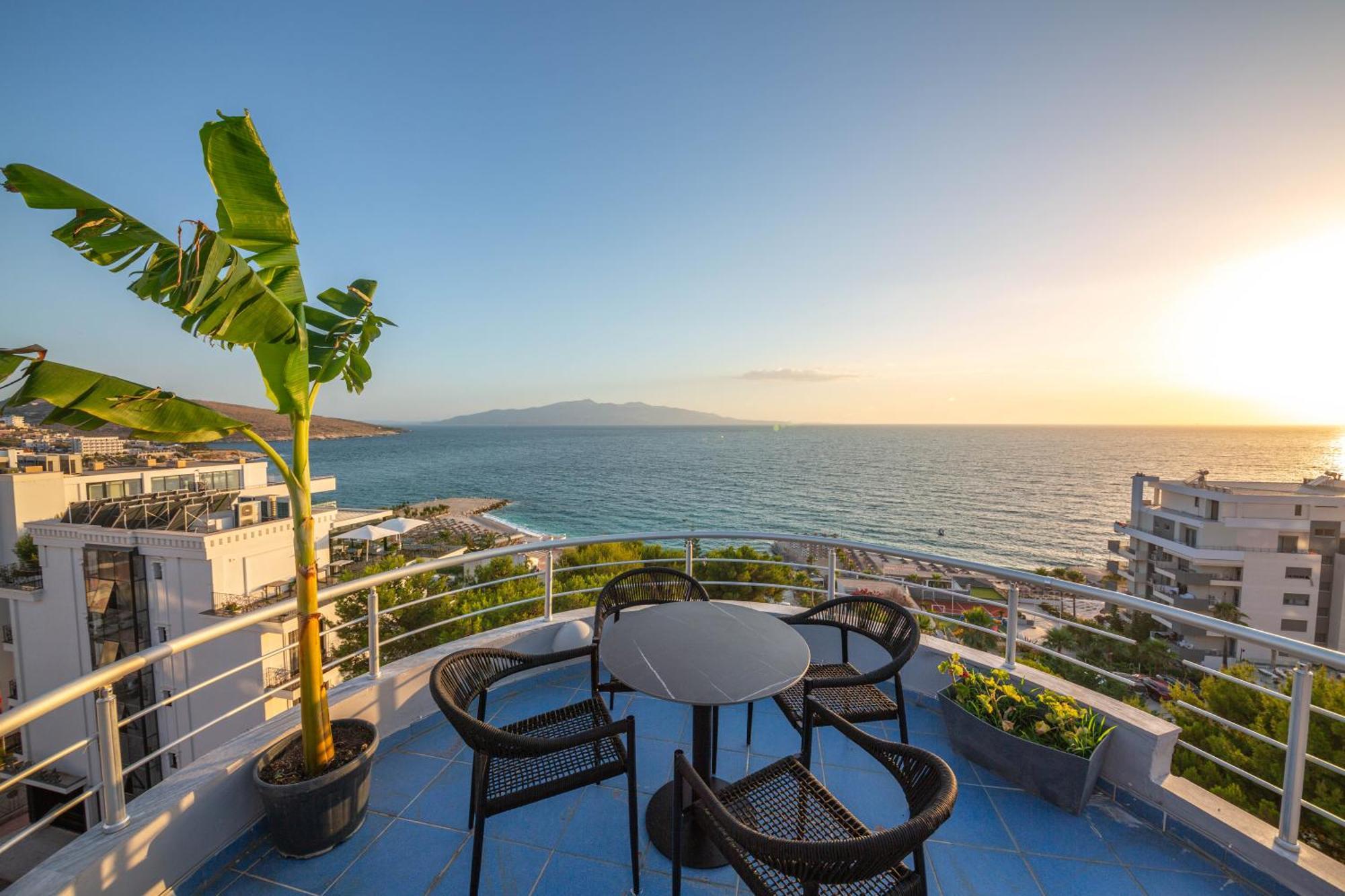 Hotel Sea Breeze Sarandë Exteriör bild