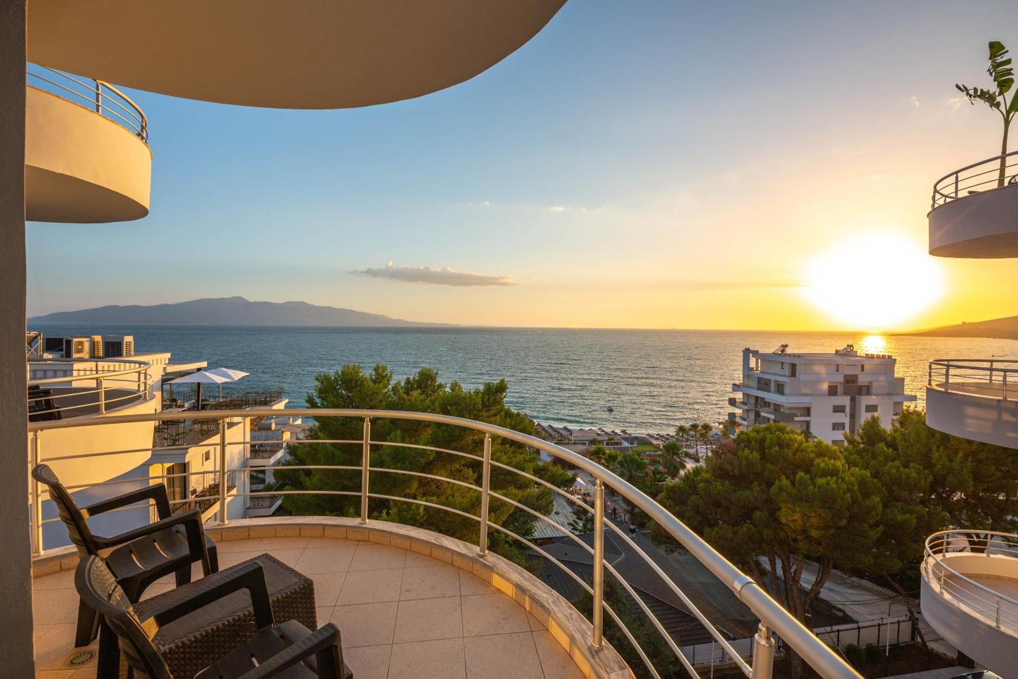 Hotel Sea Breeze Sarandë Exteriör bild
