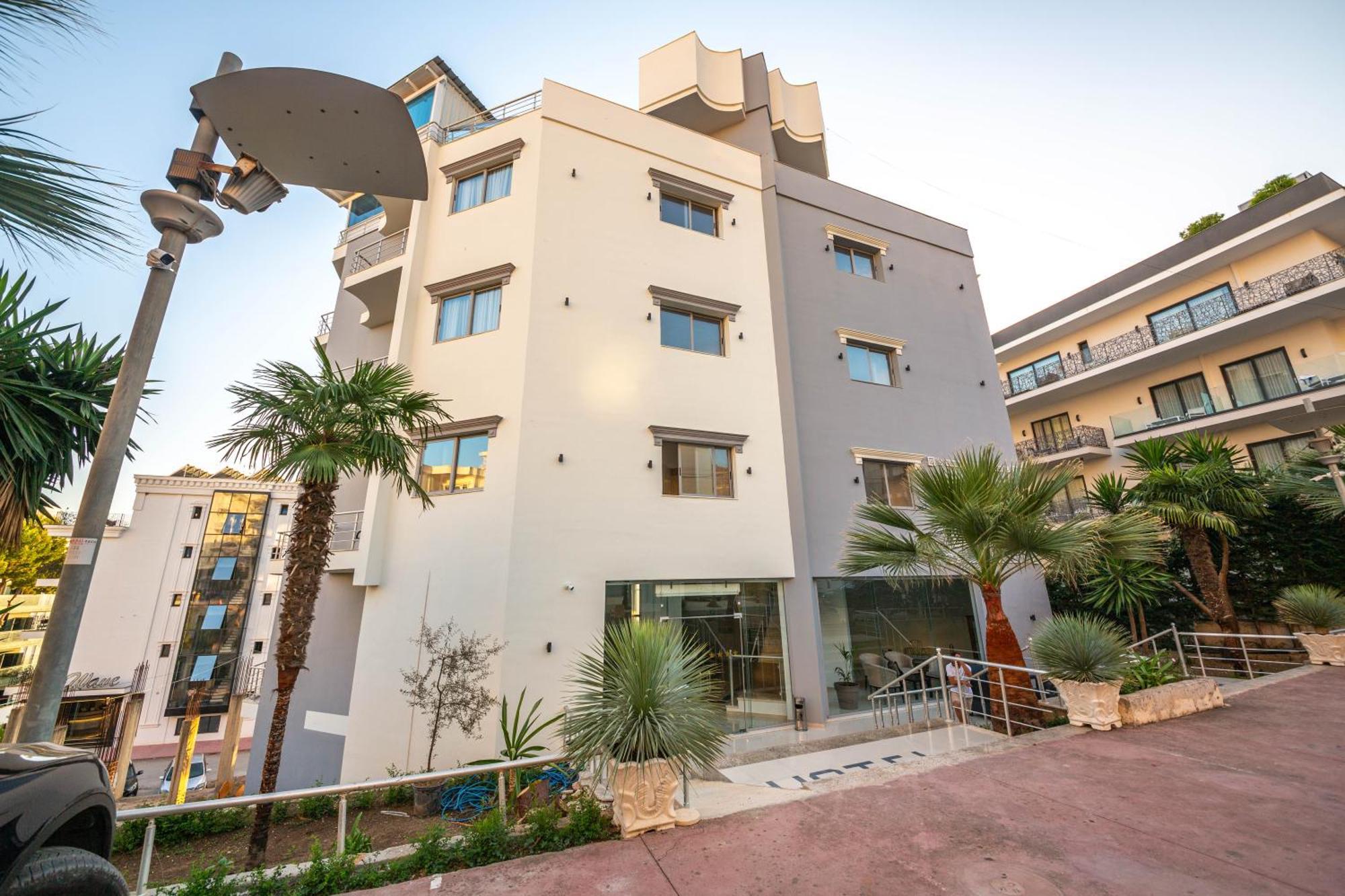 Hotel Sea Breeze Sarandë Exteriör bild