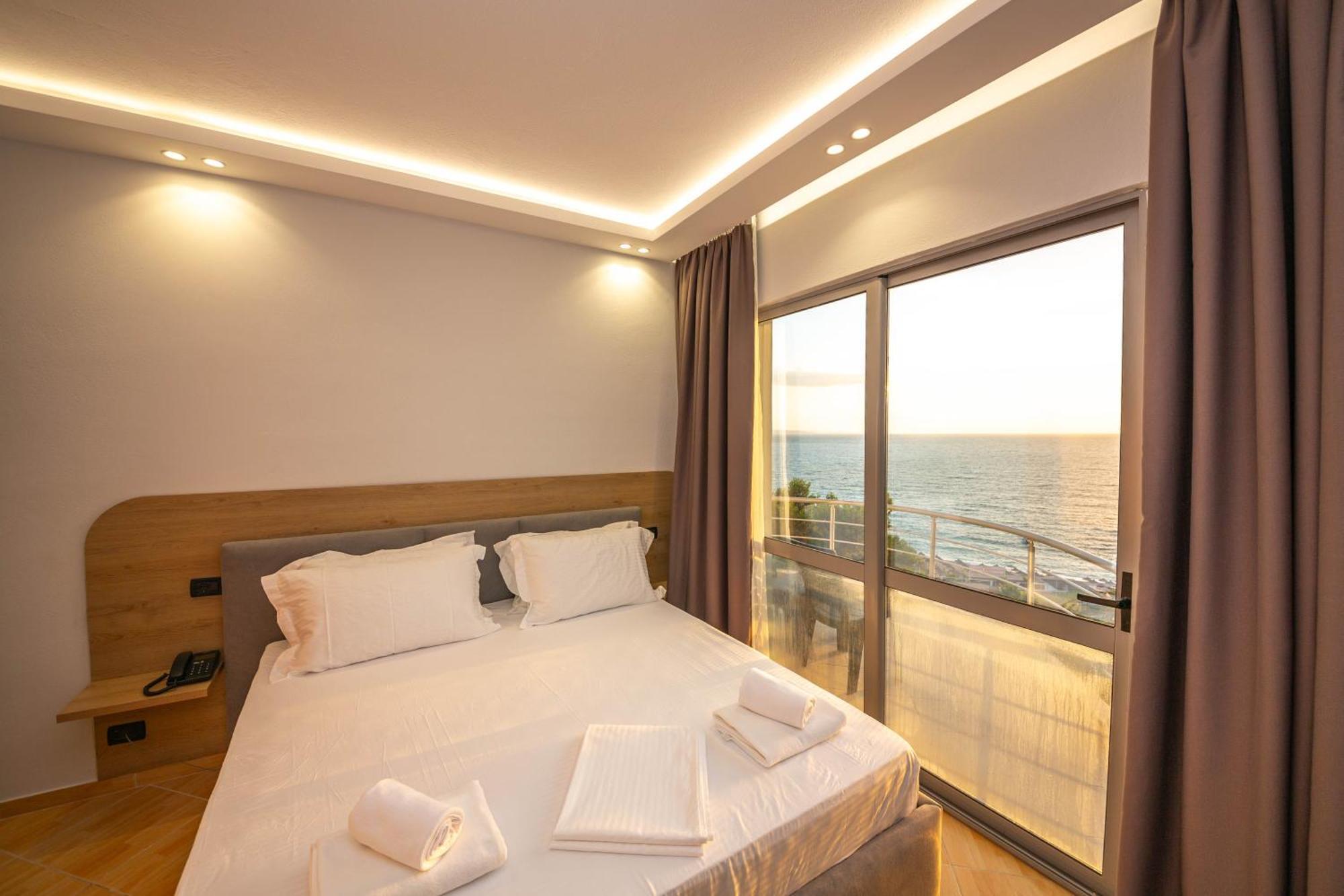 Hotel Sea Breeze Sarandë Exteriör bild