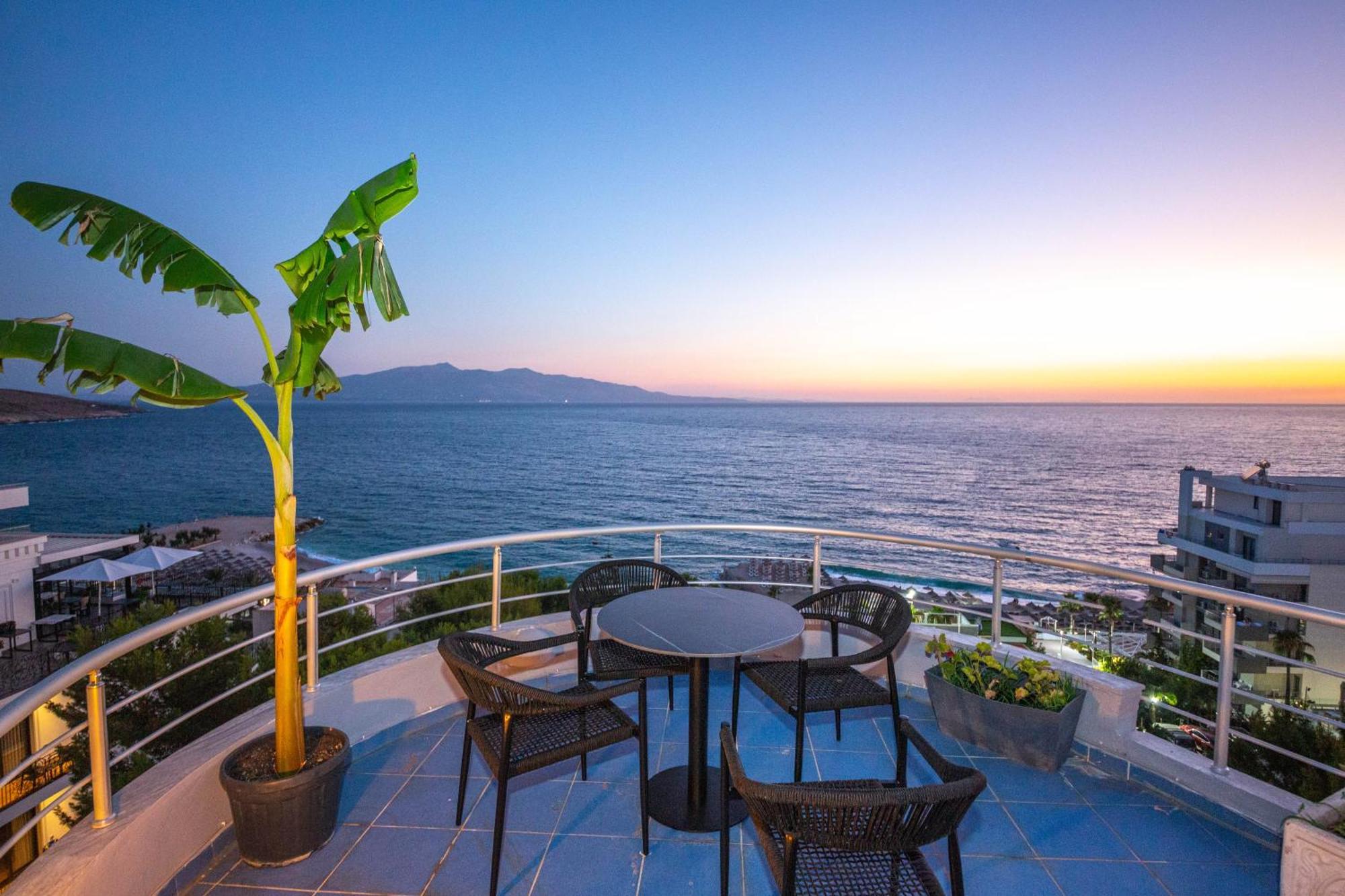 Hotel Sea Breeze Sarandë Exteriör bild