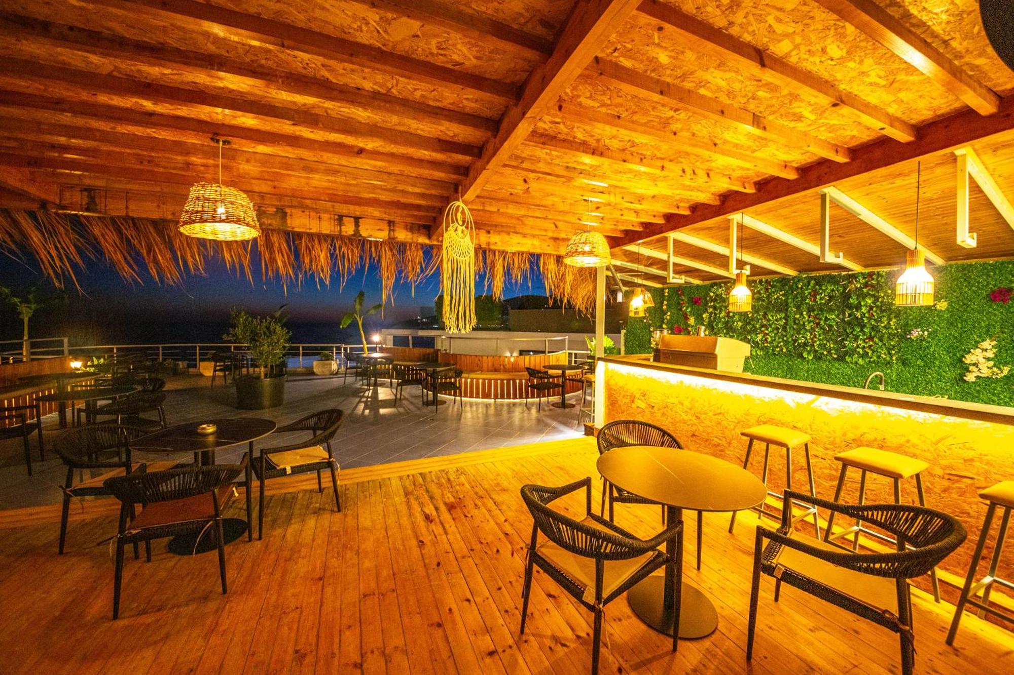 Hotel Sea Breeze Sarandë Exteriör bild