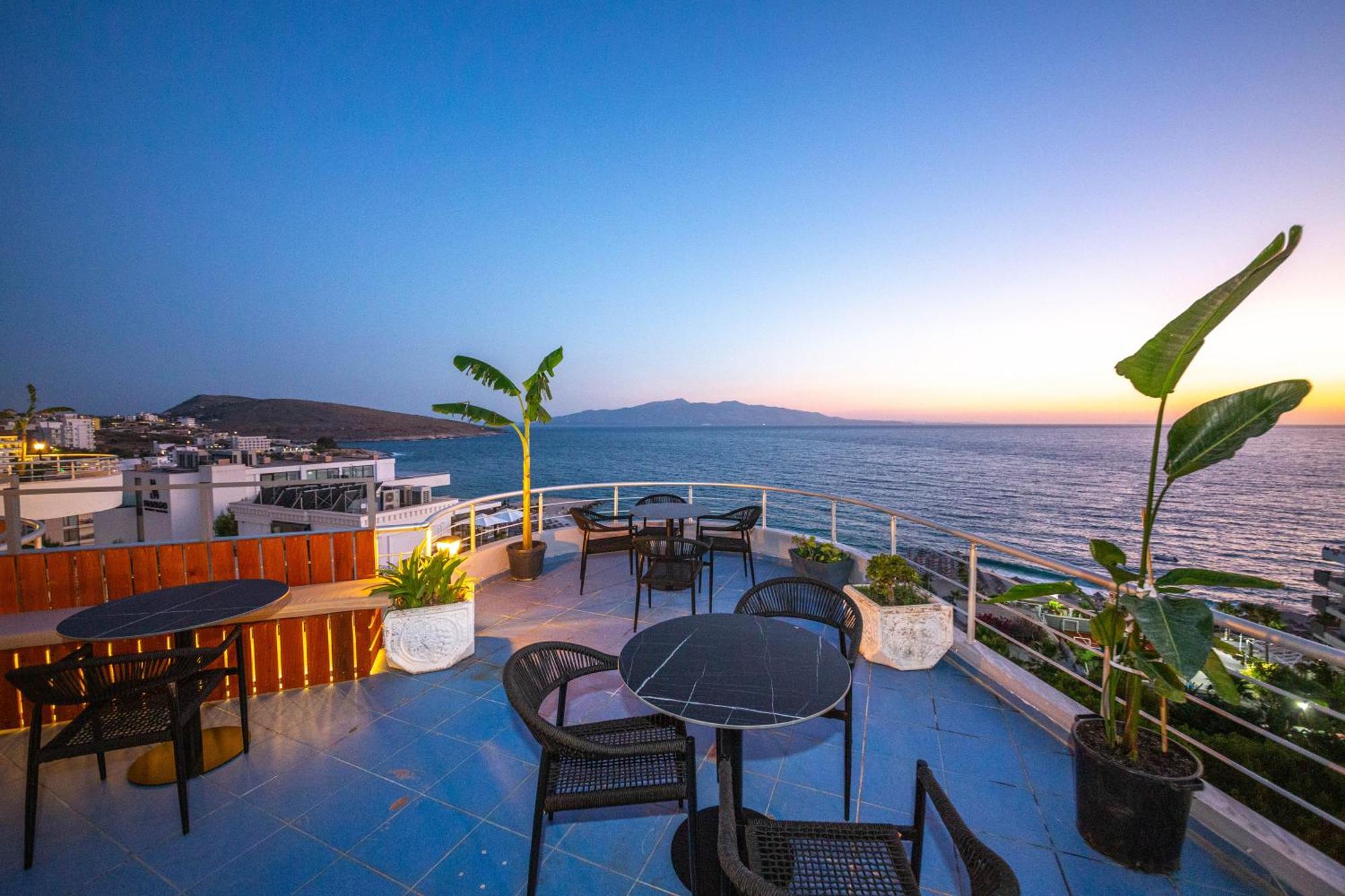 Hotel Sea Breeze Sarandë Exteriör bild