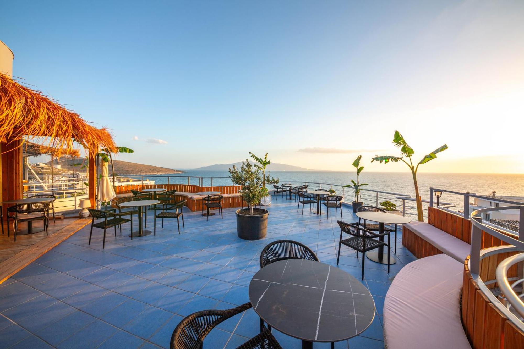 Hotel Sea Breeze Sarandë Exteriör bild