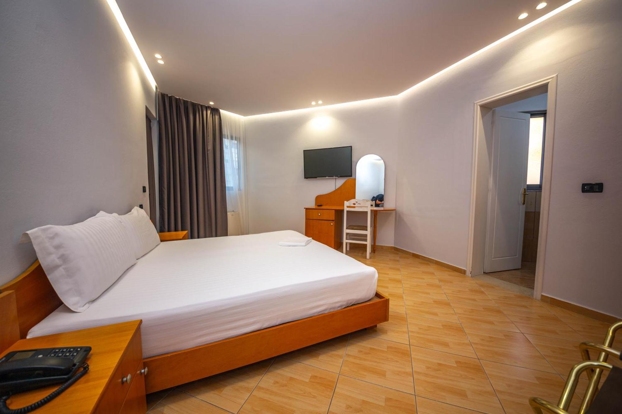 Hotel Sea Breeze Sarandë Exteriör bild