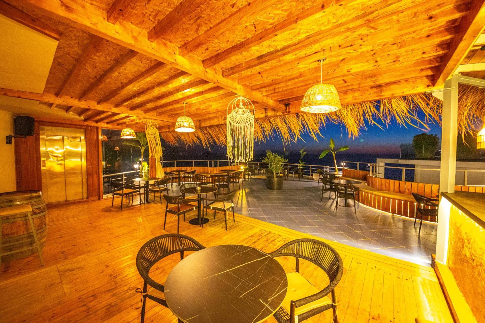Hotel Sea Breeze Sarandë Exteriör bild