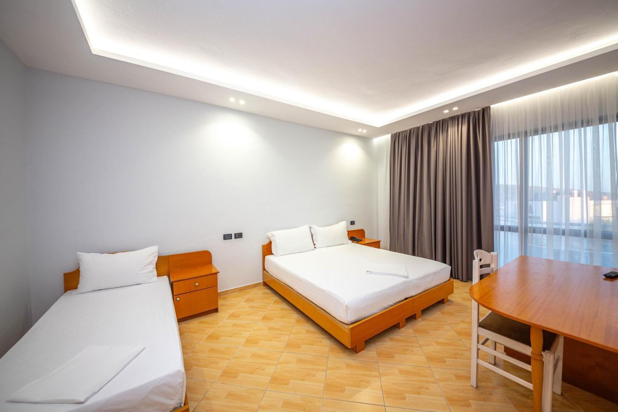 Hotel Sea Breeze Sarandë Exteriör bild