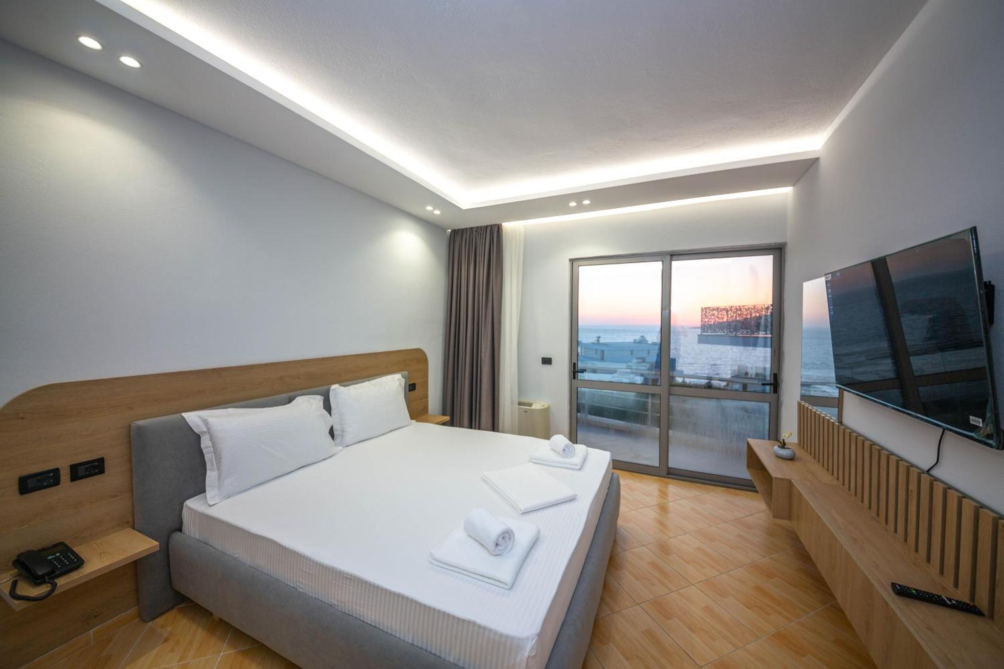Hotel Sea Breeze Sarandë Exteriör bild