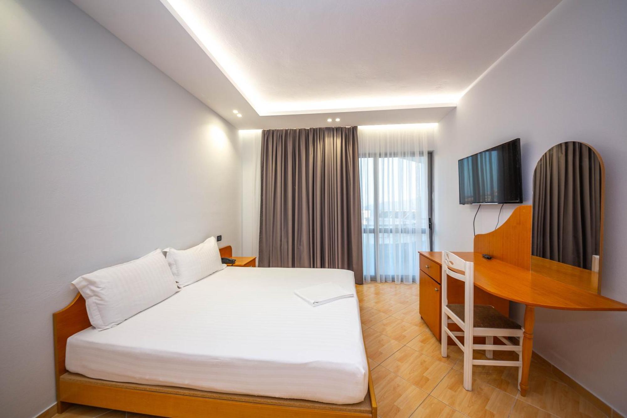 Hotel Sea Breeze Sarandë Exteriör bild