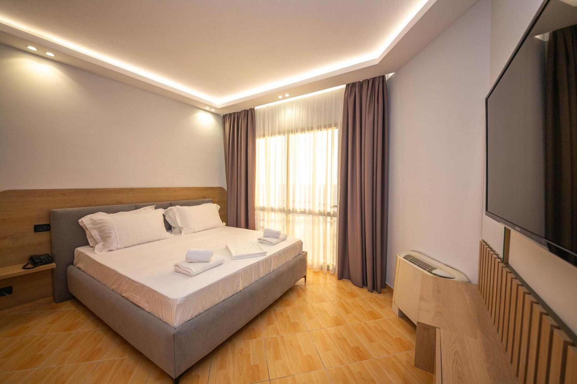 Hotel Sea Breeze Sarandë Exteriör bild