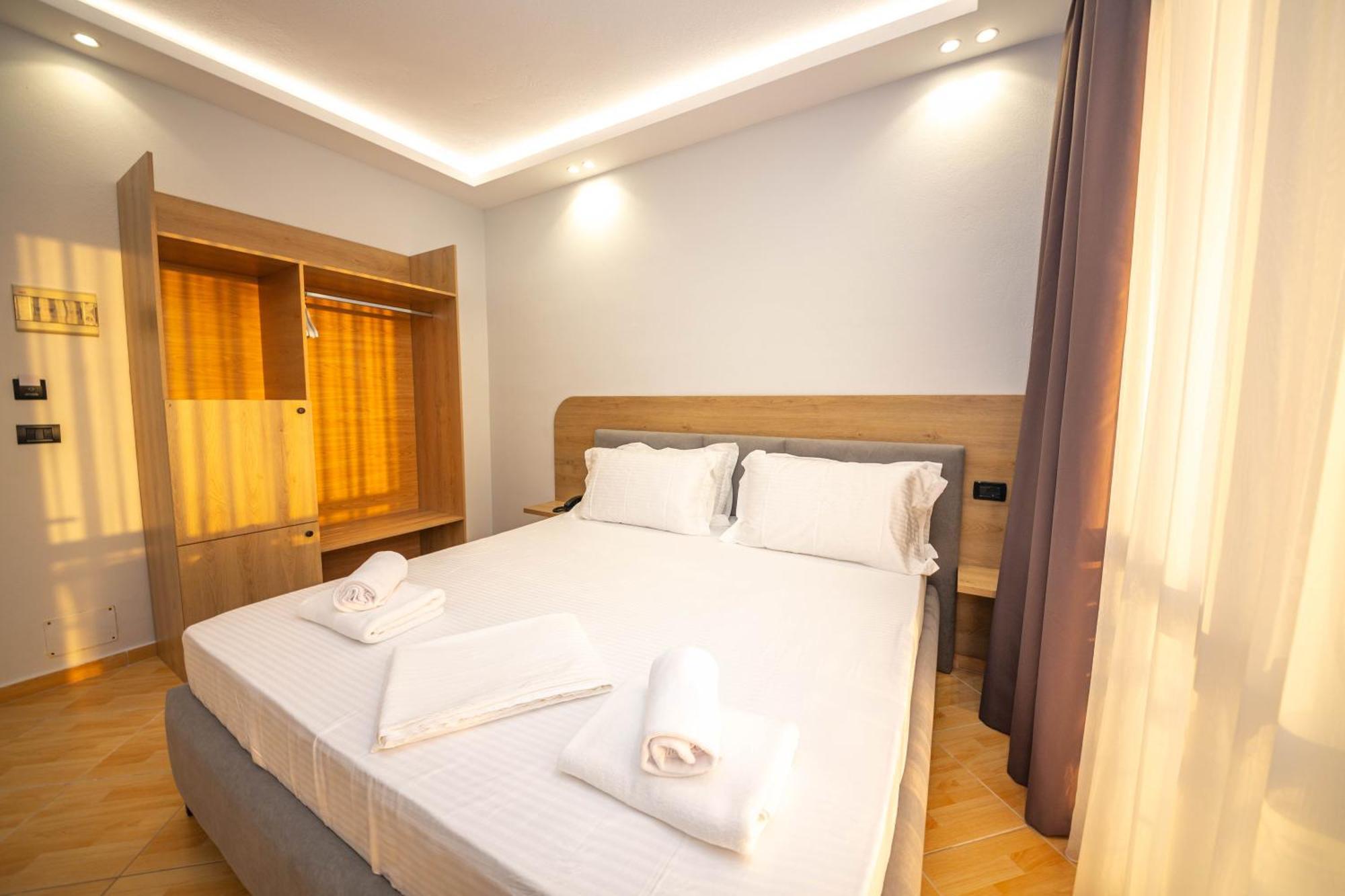 Hotel Sea Breeze Sarandë Exteriör bild