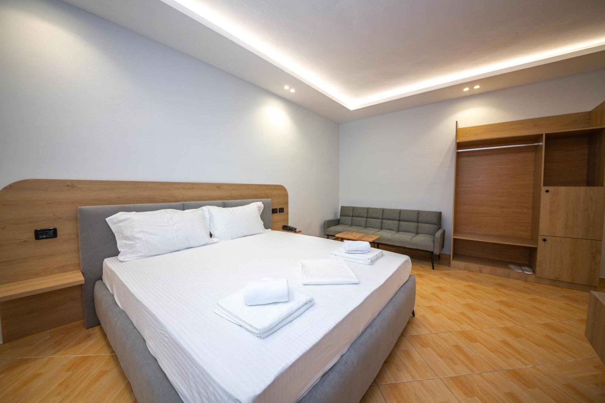 Hotel Sea Breeze Sarandë Exteriör bild