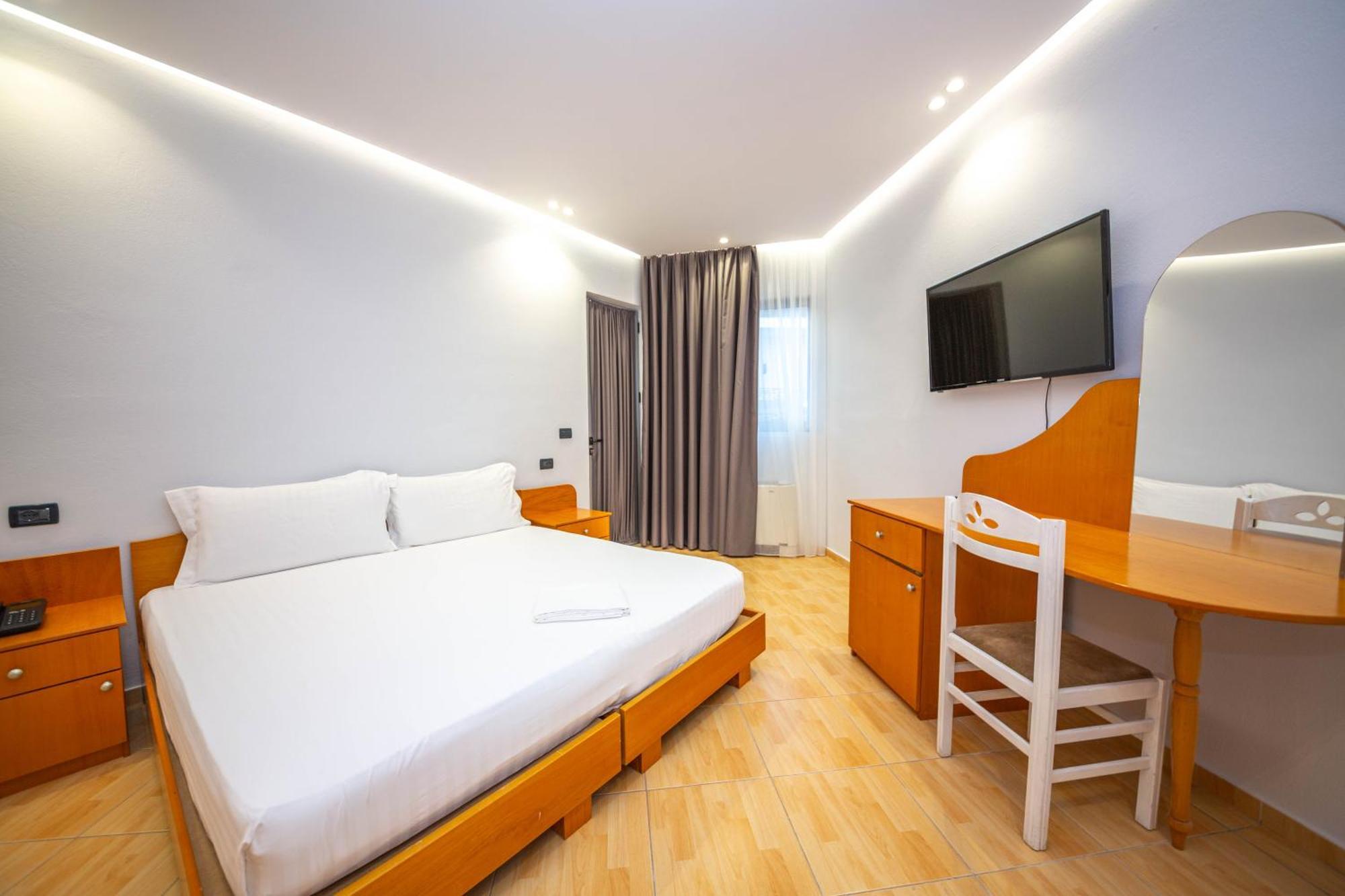 Hotel Sea Breeze Sarandë Exteriör bild