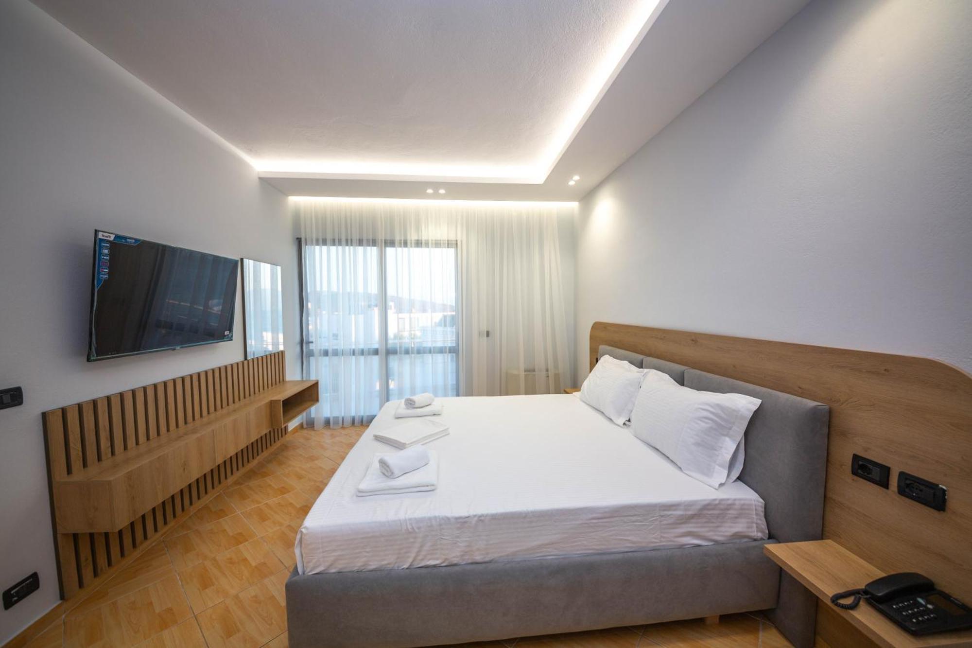 Hotel Sea Breeze Sarandë Exteriör bild