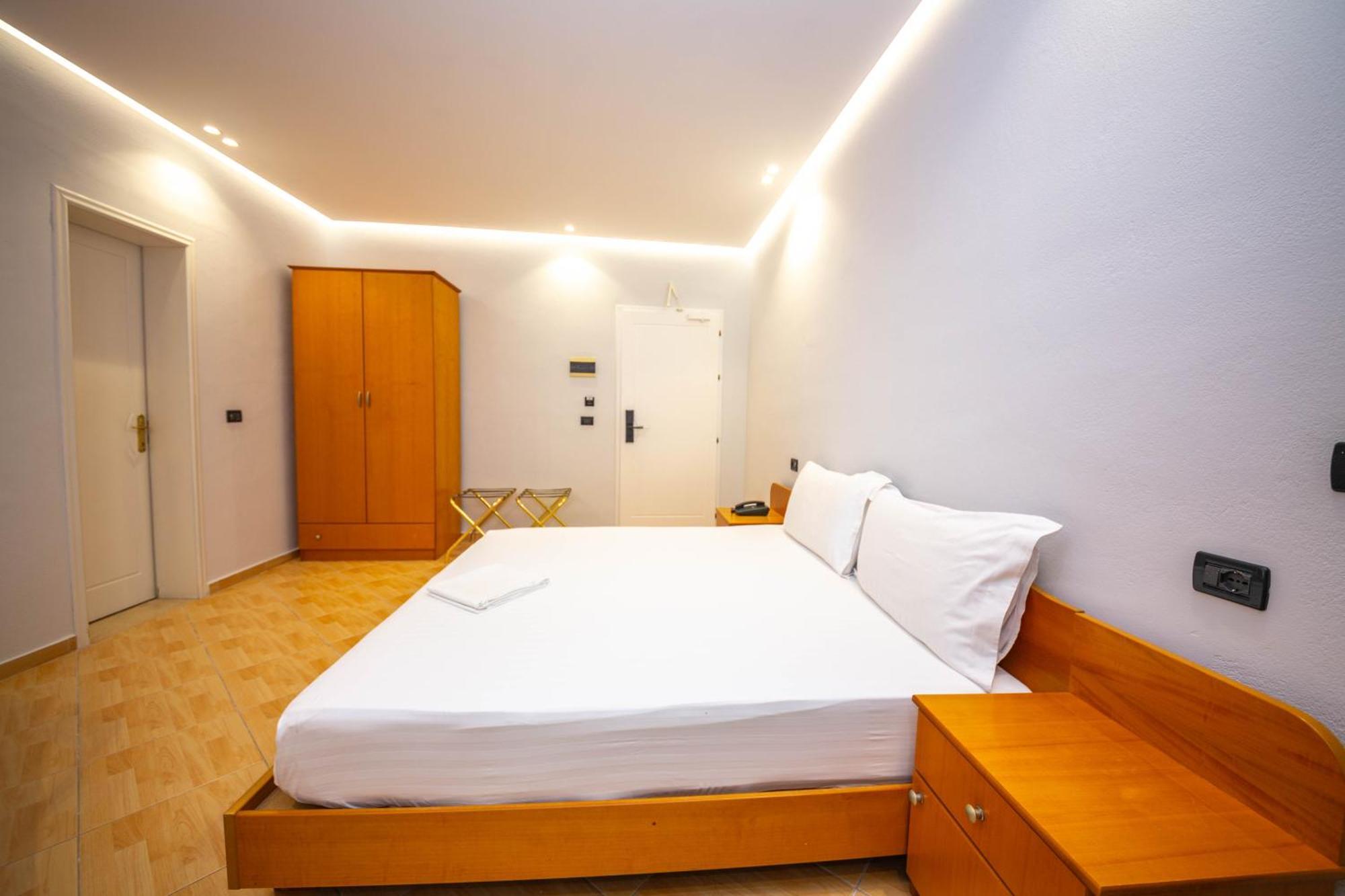 Hotel Sea Breeze Sarandë Exteriör bild