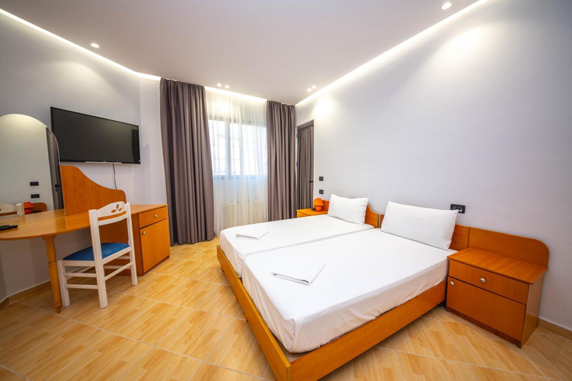 Hotel Sea Breeze Sarandë Exteriör bild
