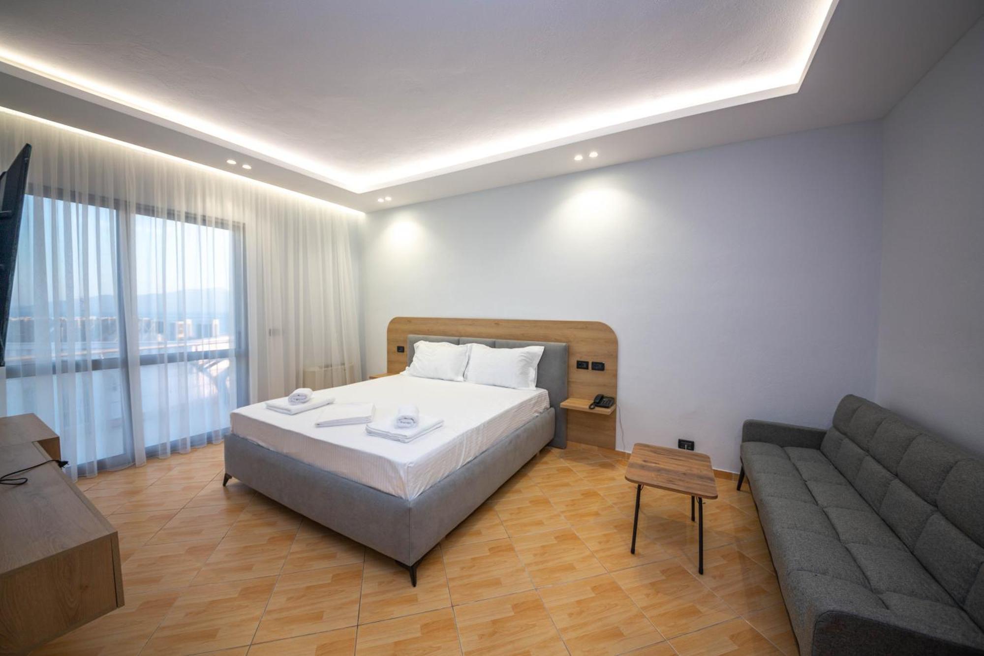 Hotel Sea Breeze Sarandë Exteriör bild