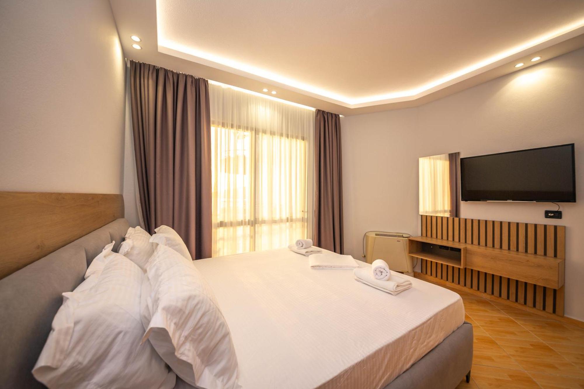 Hotel Sea Breeze Sarandë Exteriör bild