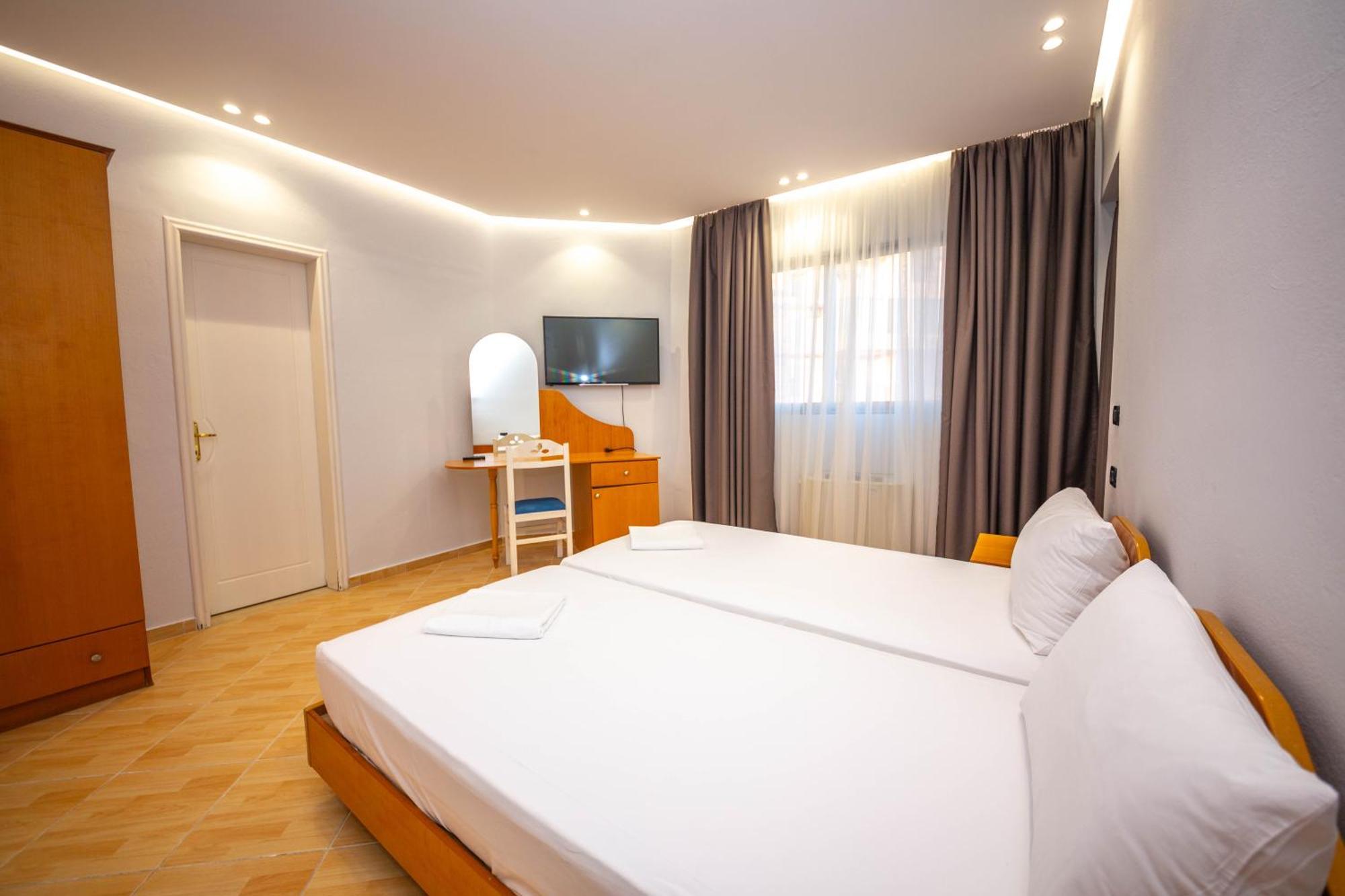 Hotel Sea Breeze Sarandë Exteriör bild
