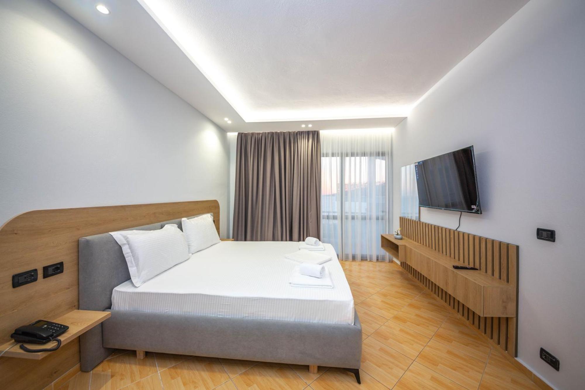 Hotel Sea Breeze Sarandë Exteriör bild