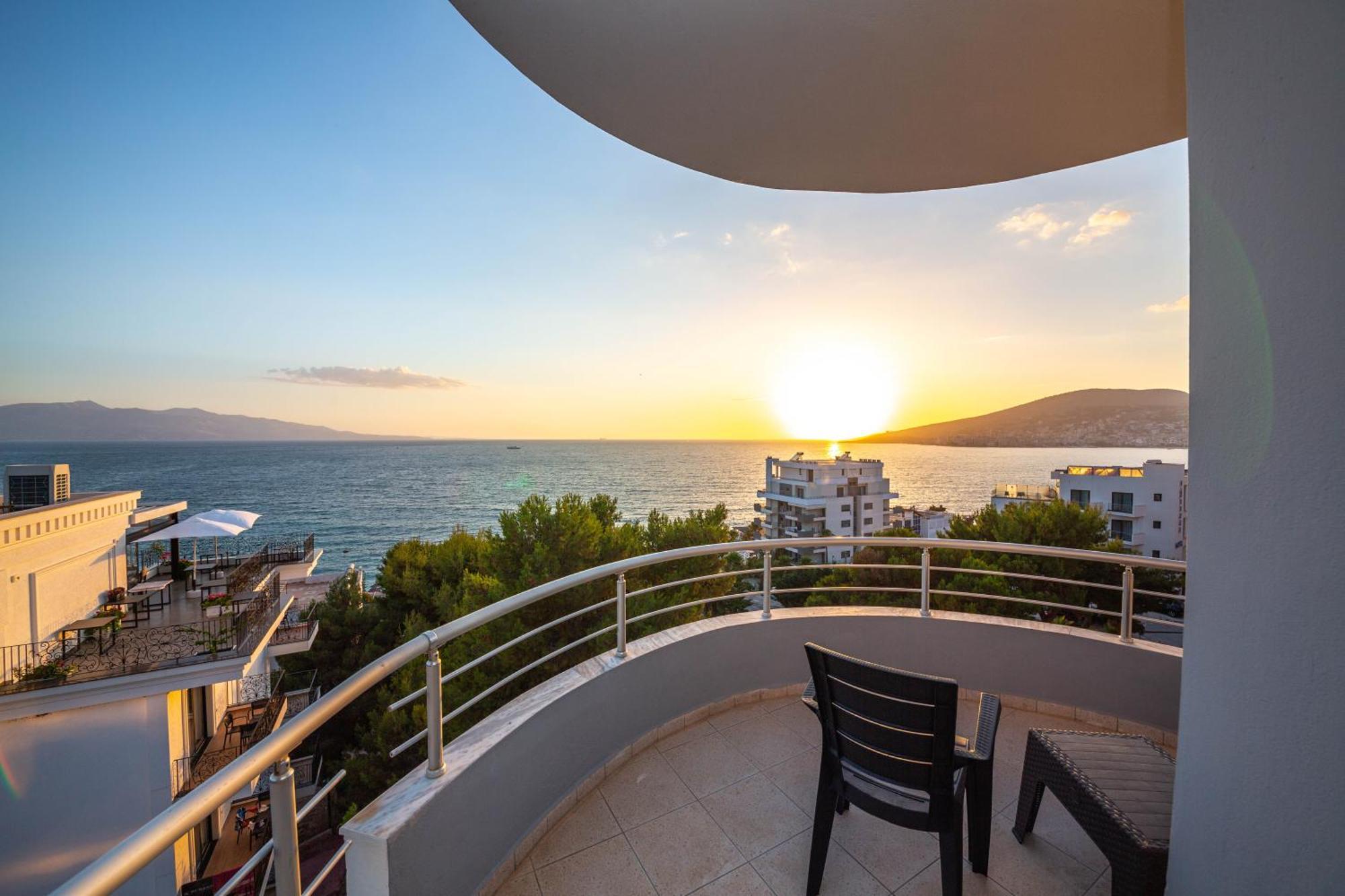 Hotel Sea Breeze Sarandë Exteriör bild