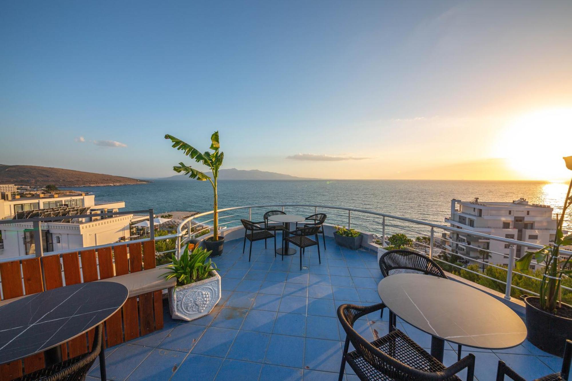 Hotel Sea Breeze Sarandë Exteriör bild