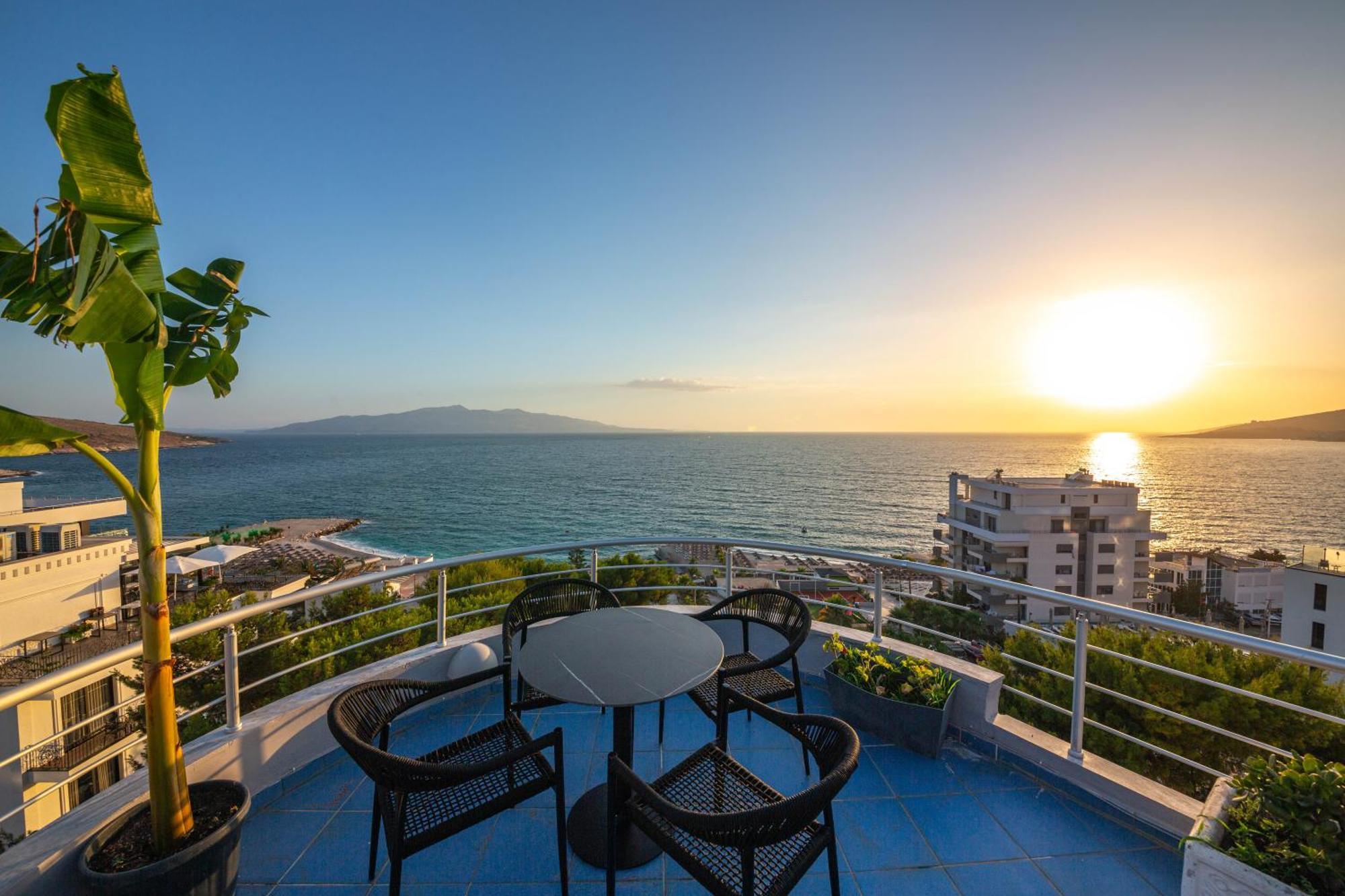 Hotel Sea Breeze Sarandë Exteriör bild