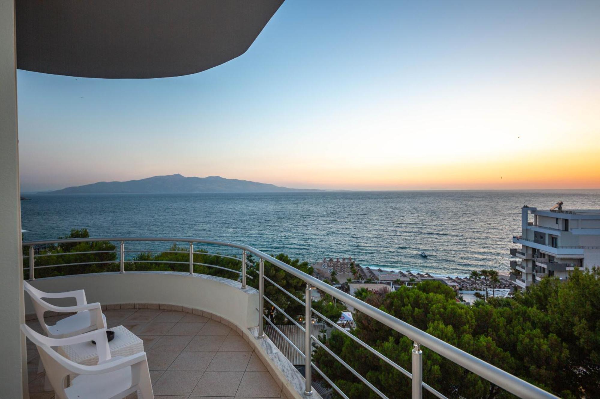 Hotel Sea Breeze Sarandë Exteriör bild