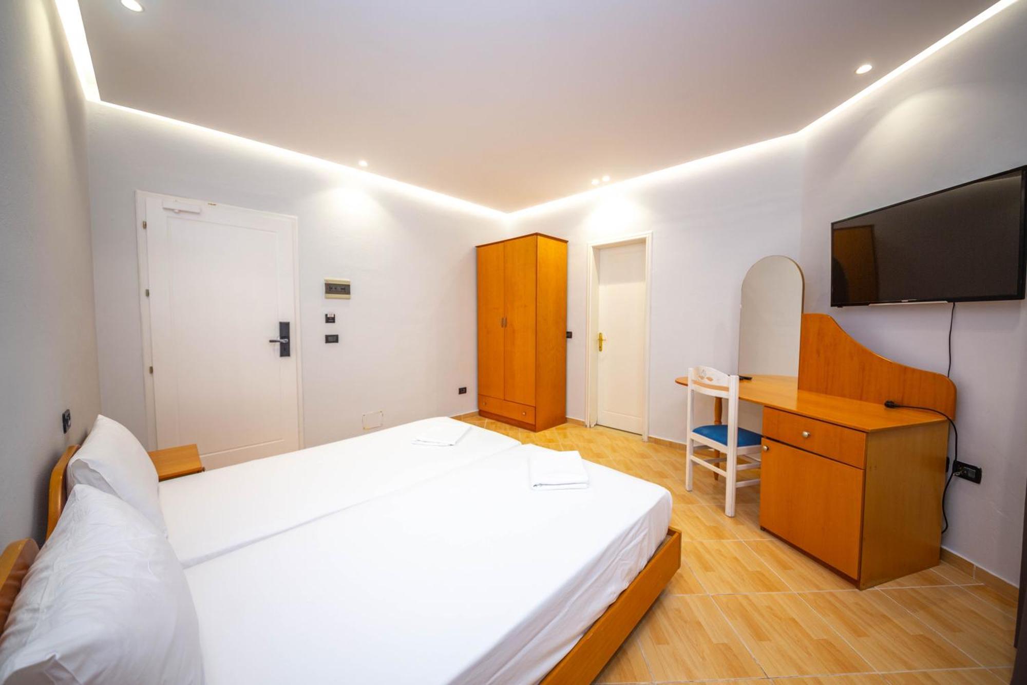 Hotel Sea Breeze Sarandë Exteriör bild