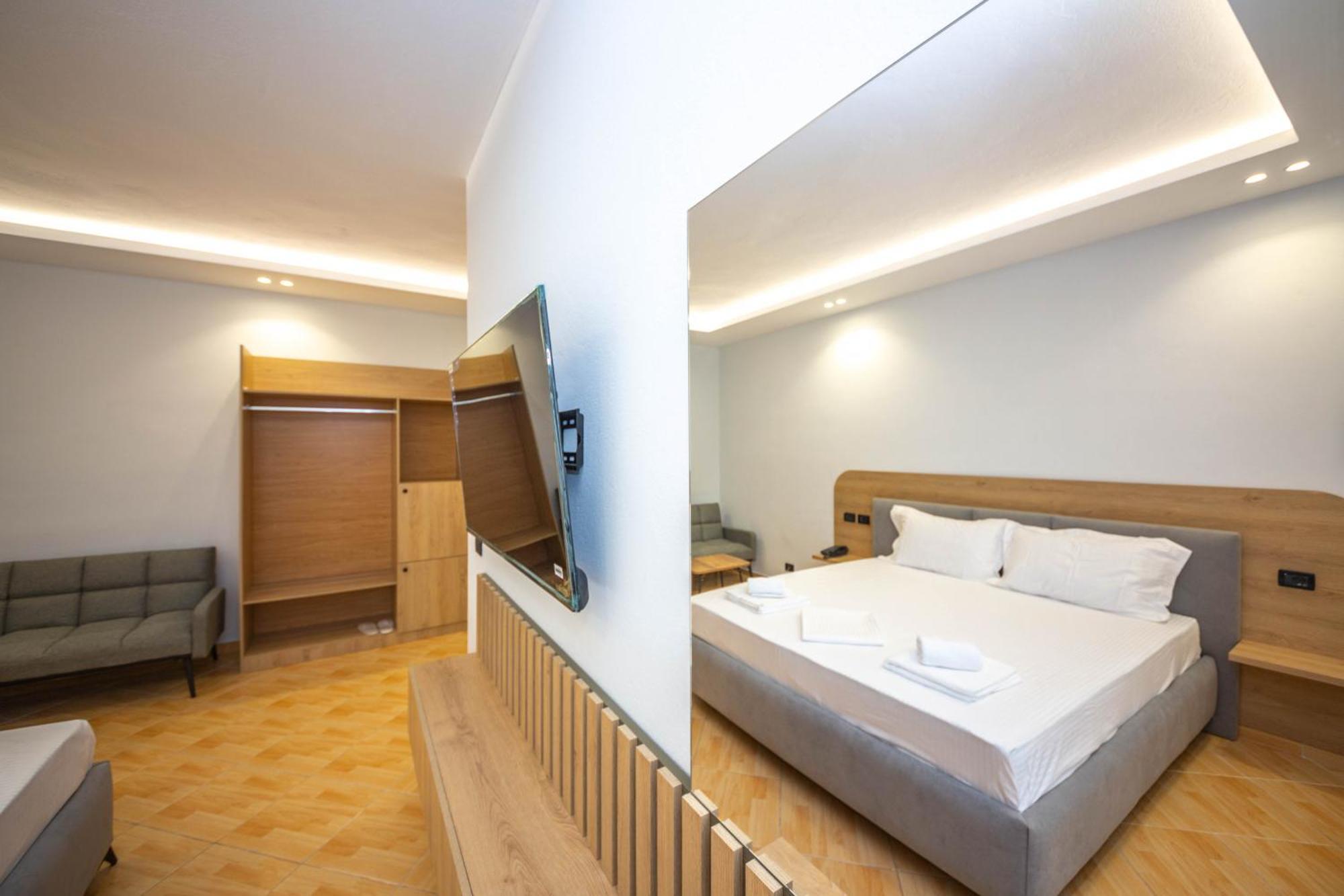 Hotel Sea Breeze Sarandë Exteriör bild